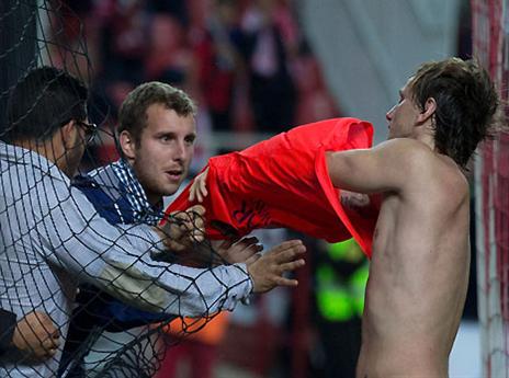 ראקיטיץ', החזיר אהבה לאוהדי סביליה (GETTYIMAGES)