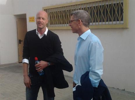 גולדהאר וקרויף, נתקלים בהתנגדות (האתר הרשמי)