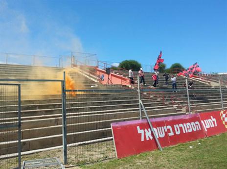 אוהדי הפועל חיפה באימון. אבל למה הרימון צהוב?