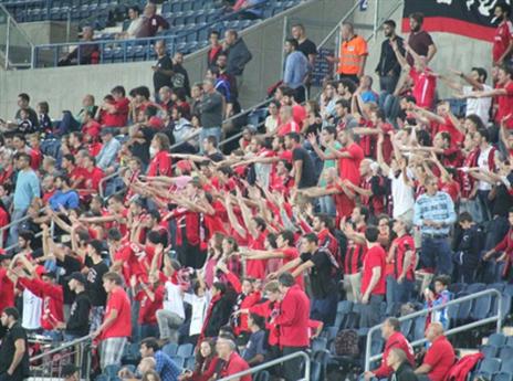 בעיקר בגללם, האוהדים (עדי אורן)