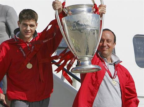 עם גביע האלופות אחרי הזכיה ב2005. ג'רארד (gettyimages)