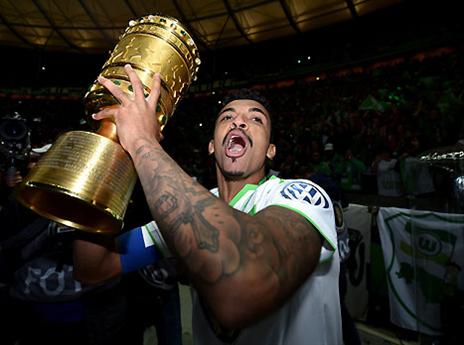 רק בשבת הוא חגג גביע עם וולפסבורג... (GETTYIMAGES)