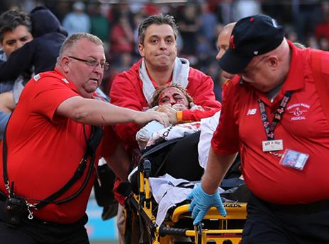 בבוסטון מתפללים להחלמתה. האוהדת לאחר הפגיעה (gettyimages)