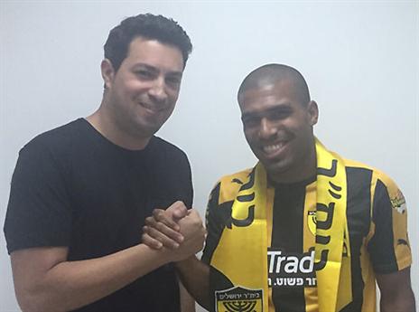 הרכש הראשון. מגבו