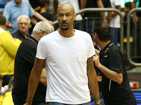 כמה שהוא חסר למכבי. סמית' (אלן שיבר)