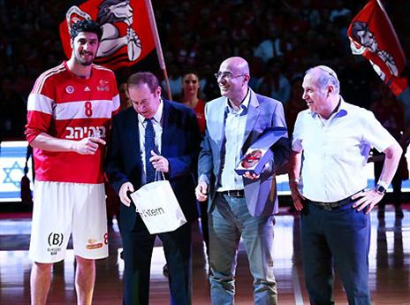 הוא גם היה MVP (צילום: אלן שיבר)