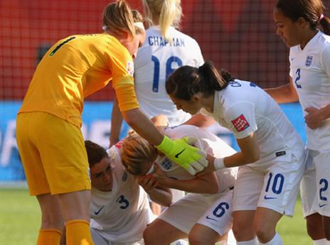 באסט קורסת אחרי השער (Getty)