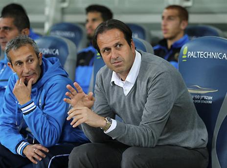 רוני לוי. ניחם את חניכו לשעבר (אלן שיבר)