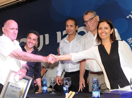 גילה גמליאל מעניקה את אות מפעל החיים ללוי פסבקין