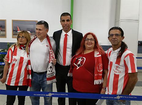 האוהדים ליוו את באדיר לטיסה (צילום: אתר רשמי הפועל ת"א)