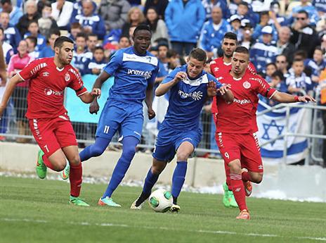 אוגו אזצ'קו (במרכז). ייצא למחנה (אלן שיבר)