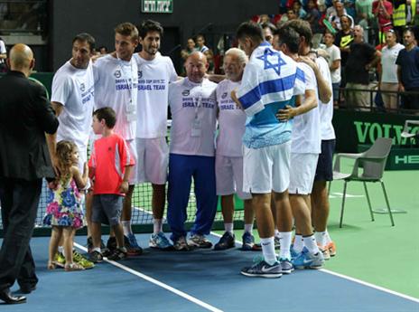 הנבחרת חוגגת ניצחון (אלן שיבר)