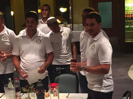 דורה הוביל את הקידוש