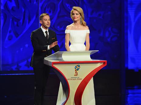 המארחים של ההגרלה(getty)