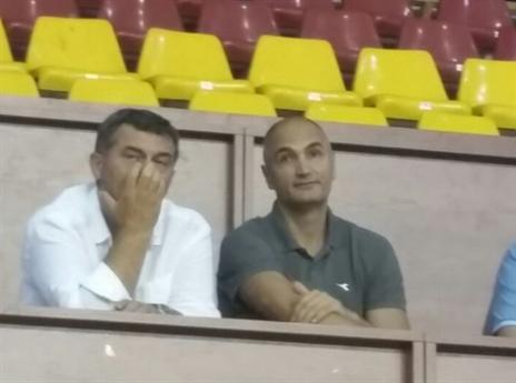 אורח מיוחד ביציע. פטר נאומוסקי