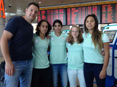 נבחרת הנשים יחד עם המאמן שני הרשקו