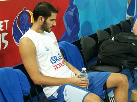 גם הוא מתרגש. כספי