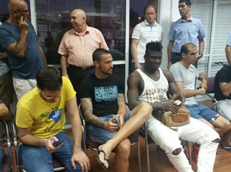 השחקנים בטקס הרמת הכוסית (שירלי בר דיין)