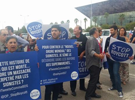 כחול-לבן מחוץ לאולם (רועי גלדסטון)