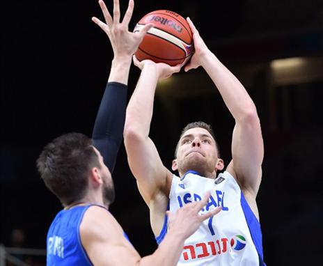 מקל דווקא הופיע (AFP)
