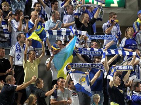 האוהדים האוקראינים לפני 4 שנים בבלומפילד (אלן שיבר)