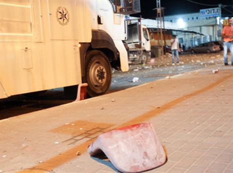 כיסא שנעקר מיציע אוהדי סכנין (צילום: דני מרון)