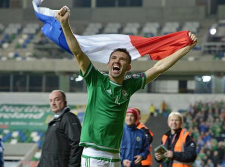 מק'אולי חוגג עם דגל צרפת. זכה למחמאות (getty)