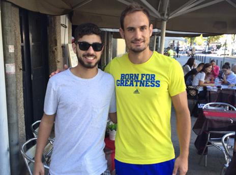 קרלוס מתחבר  לאוהדים