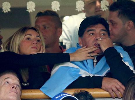 מראדונה. נשארו לו ציפורניים? (getty)