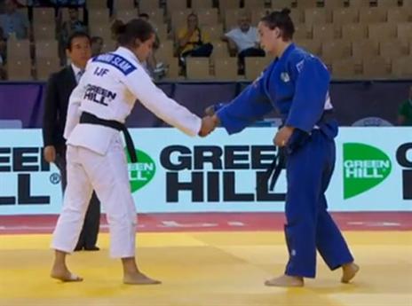 לחיצת יד, בלי סממנים ישראליים. כהן וחדאד