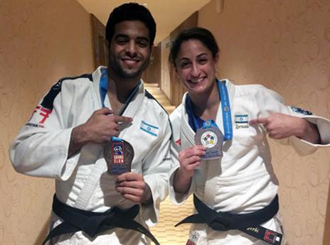 ג'רבי ומוקי עם המדליות באבו דאבי. "החלטה אמיצה" (איגוד הג'ודו)