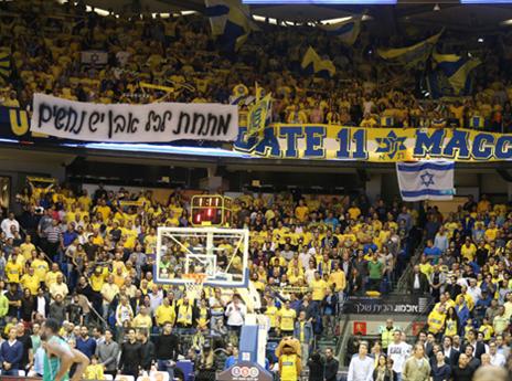 אוהדי מכבי ת"א. עוברים ימים קשים (צילום: אלן שיבר)