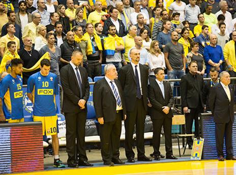 הספסל הדרוך של מכבי ת"א (צילום: עודד קרני)