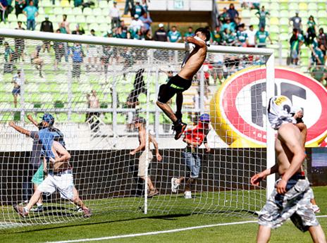 האוהדים על הדשא (Getty)