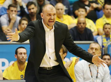 מנסה לשנות דברים בקבוצה. טבק (אלן שיבר)