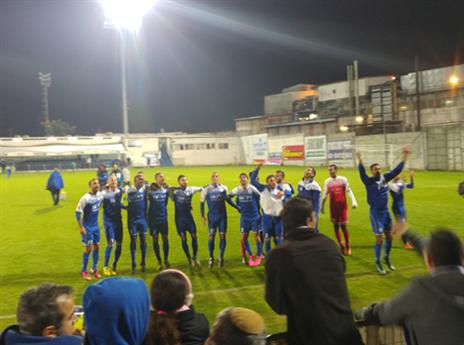 שחקני הפועל פ"ת חוגגים עם האוהדים בגרונדמן