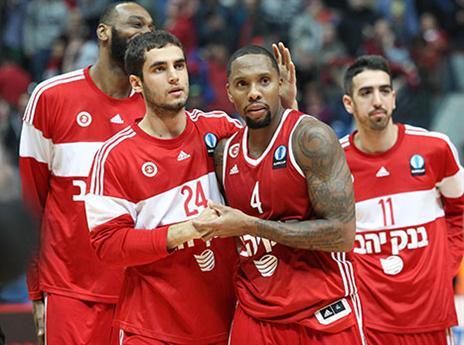 חיוך בחצי פה. רולנד (דני מרון)