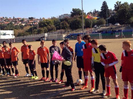 קבוצת הילדים מול יוקנעם. מחווה מרגשת