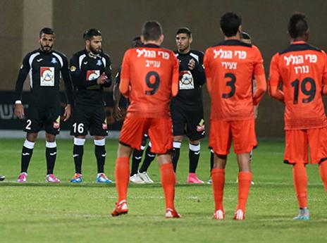 גם במגרש בעכו השחקנים עמדו דקת דומייה לזכרו של צחי פישביין (יוסי שקל)