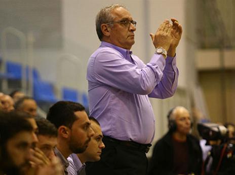 שרף מעודד את חניכיו (מנהלת הליגה)