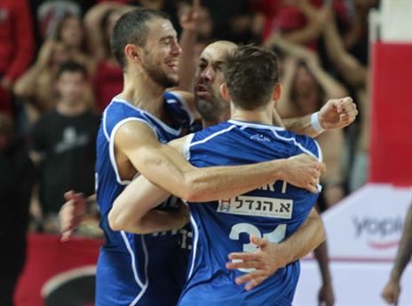 טפירו חוגג בסיום. סל ענק