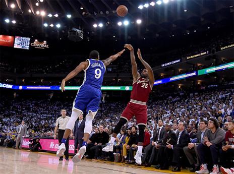 איגודאלה מנסה לחסום את לברון (Getty)