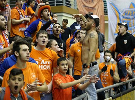 הקהל הכתום ביציע (אלן שיבר)