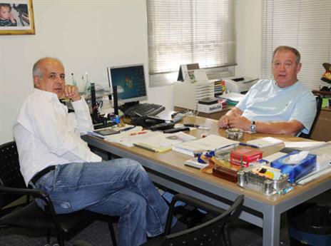 עם אבי לוזון. נחשב לאיש חזק בכדורגל הישראלי (האתר הרשמי)