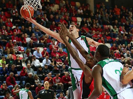 עוז בלייזר ומכבי חיפה התקשו למצוא פתרונות במחצית הראשונה (אלן שיבר)