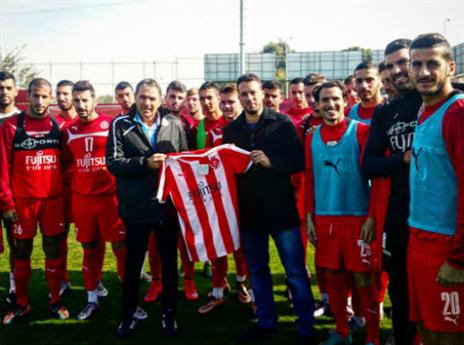 שחקני הפועל ואריאל נוסבכר (הפייסבוק של הפועל ת"א(