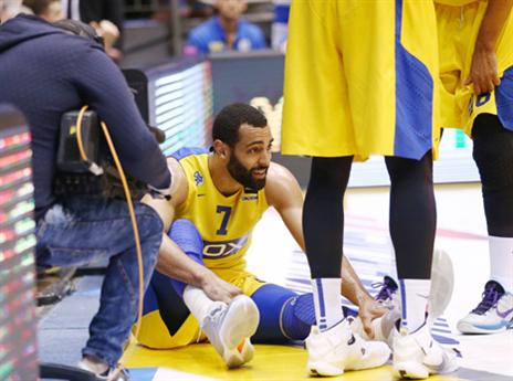 רנדל סובל מקרע (צילום: אלן שיבר)