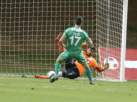 ברק לוי עוצר את הפנדל של הוגו לופס (אלן שיבר)