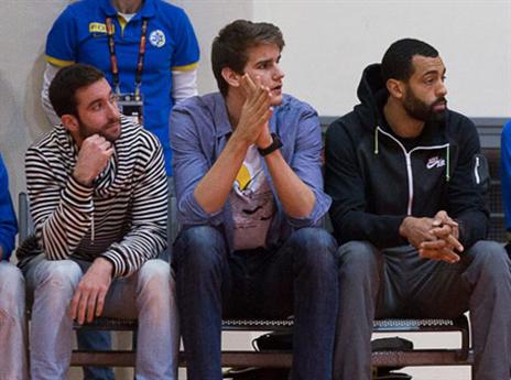 יישארו בארץ. רנדל, בנדר ואוחיון (עודד קרני)