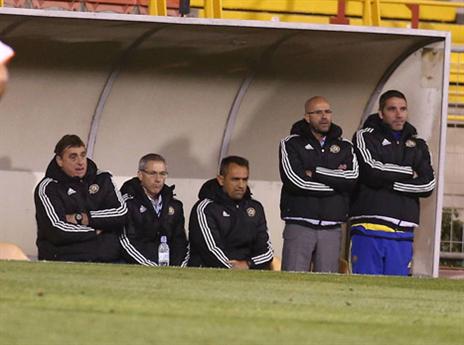 הספסל של מכבי ת"א סובל בקור (צילום: אלן שיבר)